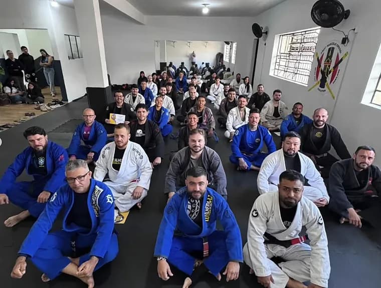 Turma de Jiu Jitsu reunida no tatame do CT Marcelo Grossi